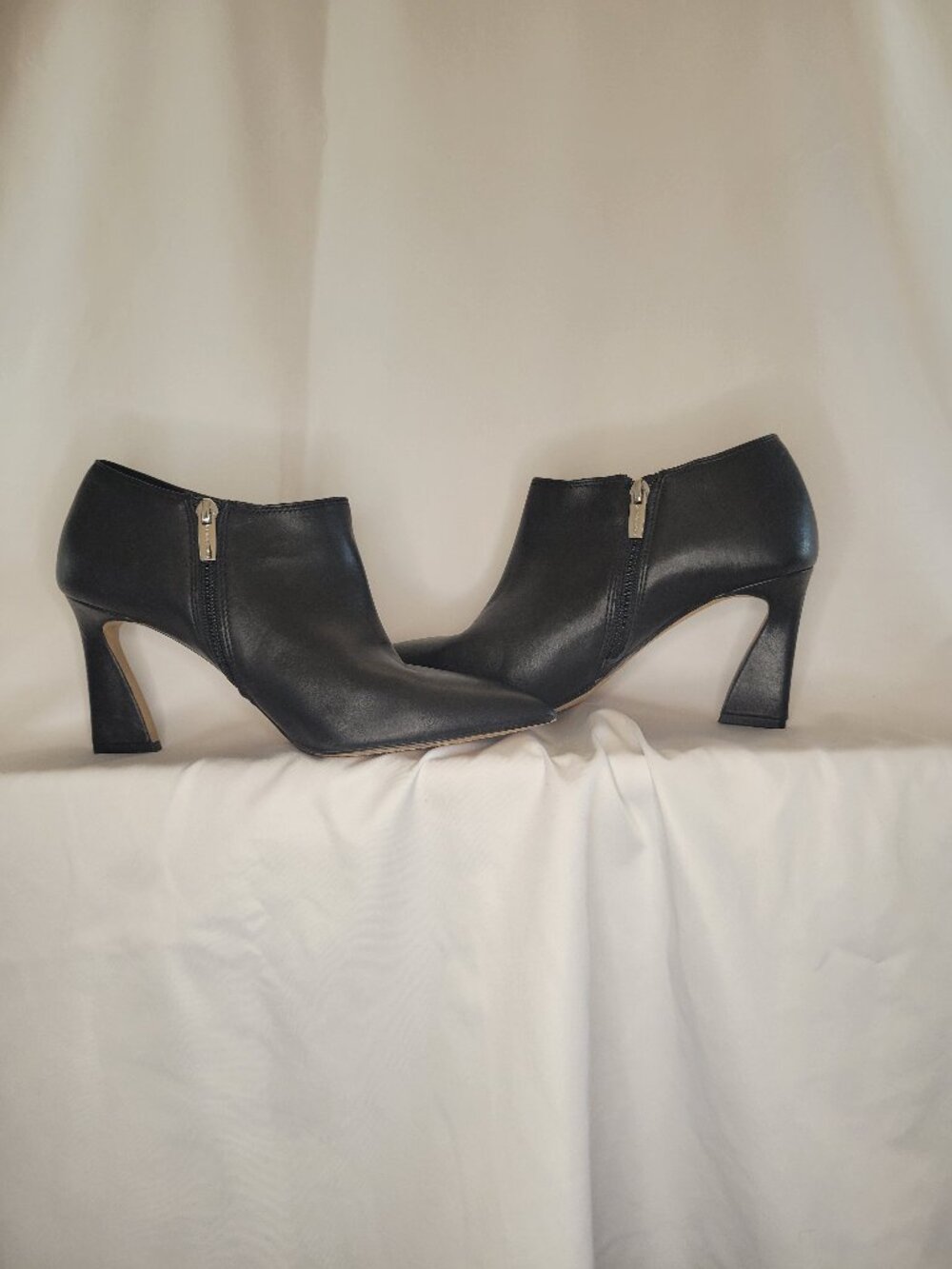 Vince Camuto Temindal Black Leather Booties Womens 9M Pointed Toe Flare Heel Top